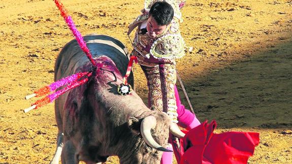 Vanegas y Maldonado, a hombros en una novillada muy accidentada
