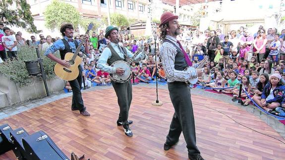 Palencia disfruta del encanto del teatro de calle