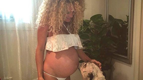 Azahara, de 'GH15', presume de embarazo