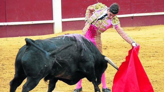 Pacheco sale a hombros en el último festejo del abono