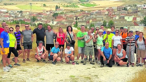 Dos pueblos palentinos unidos en una marcha por El Torreón