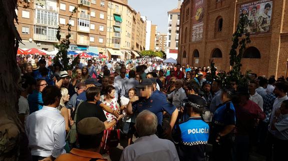 La afición increpa a los antitaurinos que se encontraban en el exterior de la Plaza de Toros