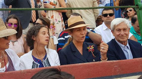 La infanta Elena acude al homenaje a Víctor Barrio en la Plaza de Toros de Valladolid