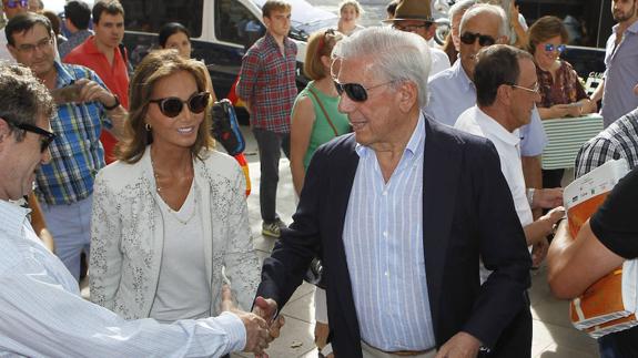 Vargas Llosa e Isabel Preysler acaparan todas las miradas a la entrada de la plaza de toros