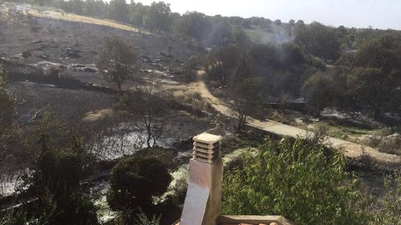 Bomberos y vecinos evitan que el fuego llegue a las casas de Escurial de la Sierra