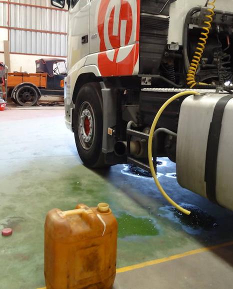 Roban un camión después de extraer el combustible del que había al lado