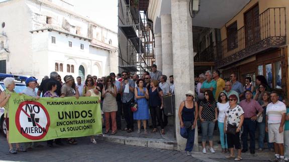 Suárez Quiñones y la plataforma contra los vertidos de Fuentepelayo acuerdan una reunión