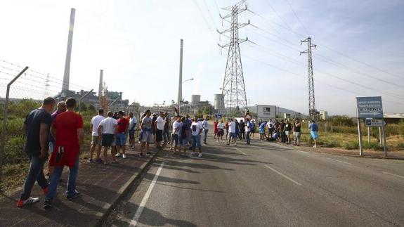 Trabajadores de Astur-Leonesa vuelven a bloquear acceso a central de Compostilla