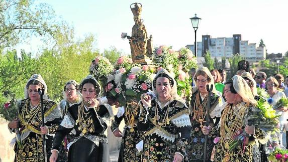 La Virgen de la Vega abre las ferias rodeada de flores y devoción charra