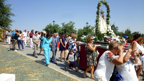 El precio de portar las andas de la Virgen en Laguna