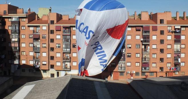 Un globo aterriza en el patio interior de un bloque de viviendas de La Victoria