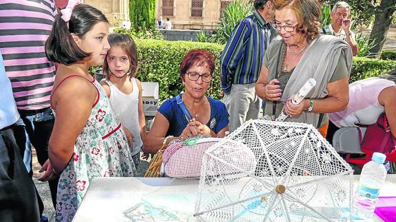 El arte del encaje de bolillos sorprende en la plaza de Anaya