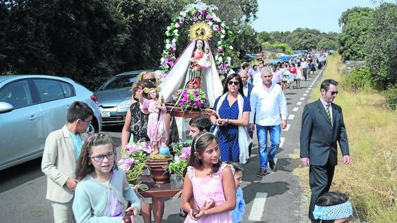 Valdefuentes celebra con devoción el día grande de su patrona