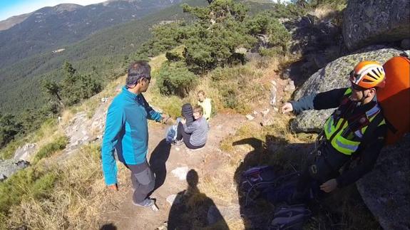 La Guardia Civil auxilia a un ciudadano inglés que sufrió un desmayo en la Sierra de Guadarrama