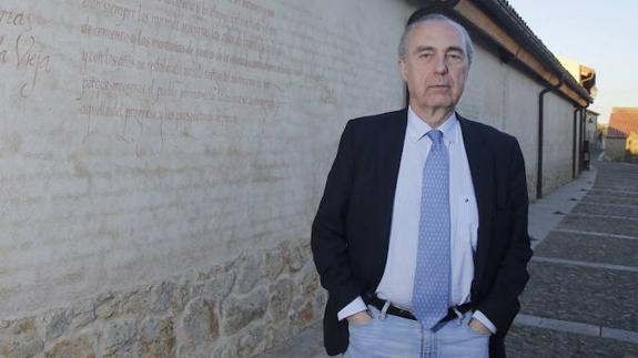 Luis Alberto de Cuenca inaugura hoy el ciclo‘El vino siembre poesía en los corazones’