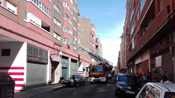 Los bomberos de Valladolid, obligados a entrar a una vivienda por la ventana en La Victoria