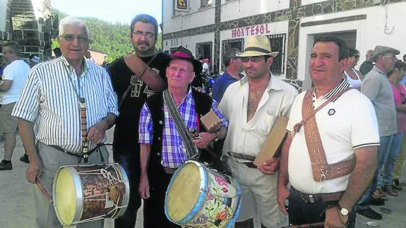 Alberto Vela vuelve a imponerse en el concurso de tamboril de Casares