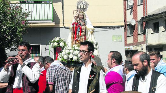 Los vecinos del Salvador honran en su fiesta a la Virgen de la Paloma