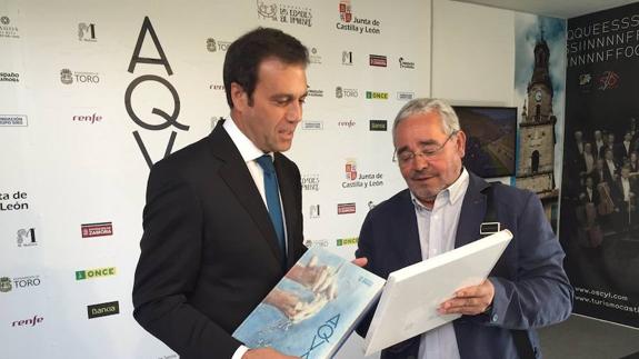 El presidente de la Cámara Municipal de Braganza admira ‘Aqva’ en su visita a Toro