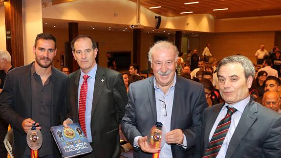 Vicente del Bosque y Saúl Craviotto reciben la Placa de Honor de la Policía Nacional