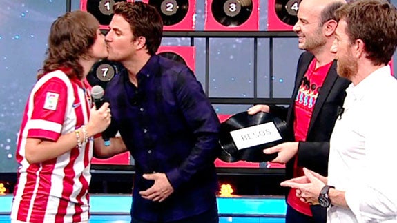 Dani Martín le da un beso en la boca a una de sus fans en 'El Hormiguero'