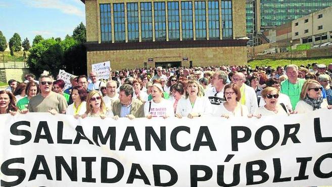 Masiva recogida de firmas por la Sanidad que presagia nuevas movilizaciones