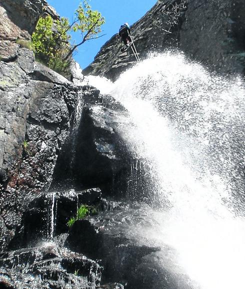 La Guardia Civil auxilia a un herido que realizaba barranquismo en Somosierra