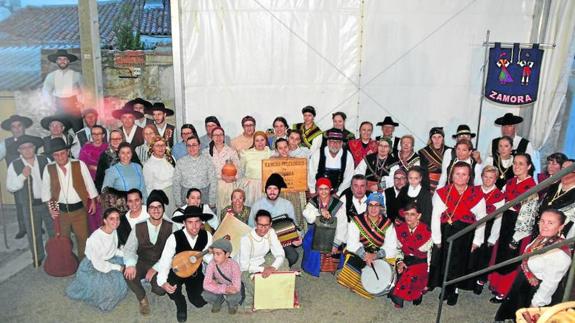 El folclore de ambos lados de La Raya se luce en Juzbado