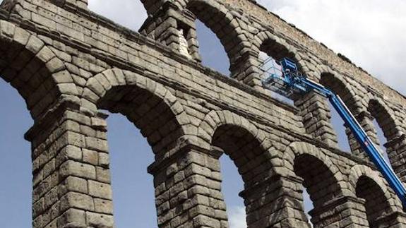 Un nuevo estudio de la cartela trata de revelar el origen del Acueducto de Segovia