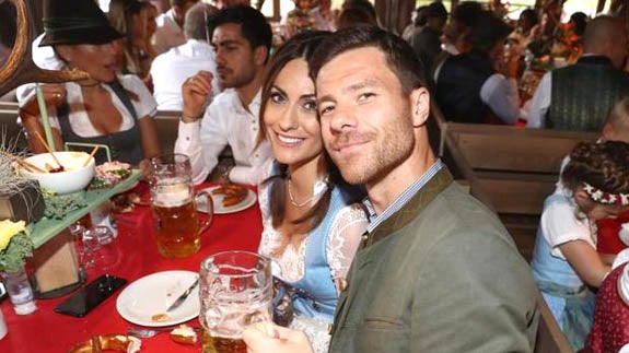 Xabi Alonso disfruta de la fiesta de la cerveza con su mujer y tres hijos