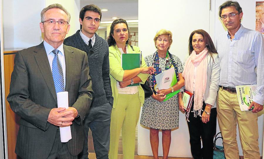 Los consejos escolares recomiendan racionalizar los deberes según las etapas