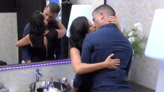 Dos concursantes de 'First Dates' se dan el lote en el baño