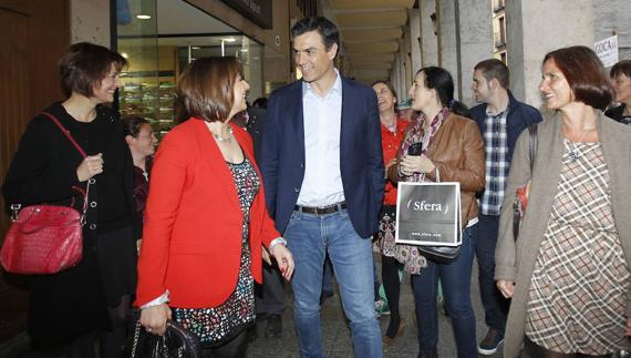 Militantes del PSOE de Palencia se suman a la recogida de firmas para exigir un congreso urgente