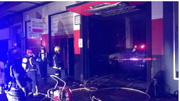 Un incendio destruye un taller mecánico en la carretera de Rueda