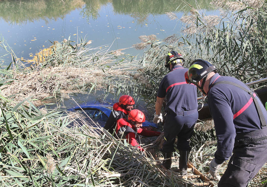 Un coche se sale de la vía y cae al Canal de Castilla en Grijota