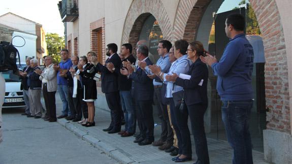 Los vecinos se concentran en Nava de Arévalo en repulsa por el asesinato de Mónica Berlanas