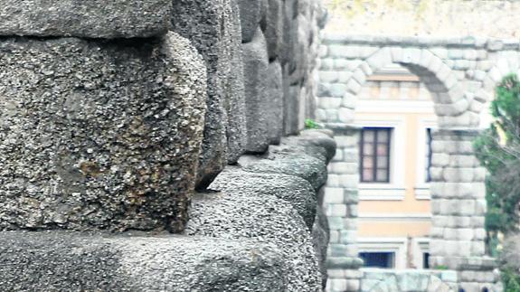 La piedra del Acueducto ha perdido cinco centímetros de grosor en medio siglo