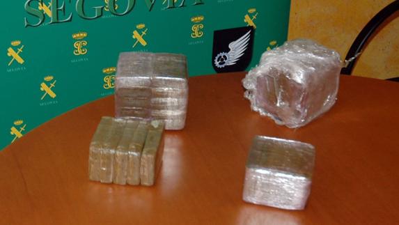 Detenido cuando viajaba con tres kilos de hachís ocultos en una maleta