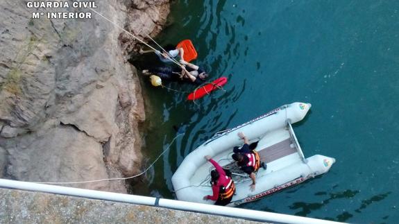 Una leonesa se lanza desde 15 metros para salvar a una anciana en un embalse de Albacete