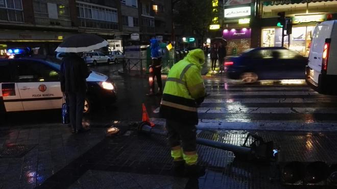Derriba un semáforo y emprende la fuga en la calle San Luis
