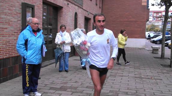 Decenas de personas participan en la carrera que lleva el ramo a la Virgen del Henar