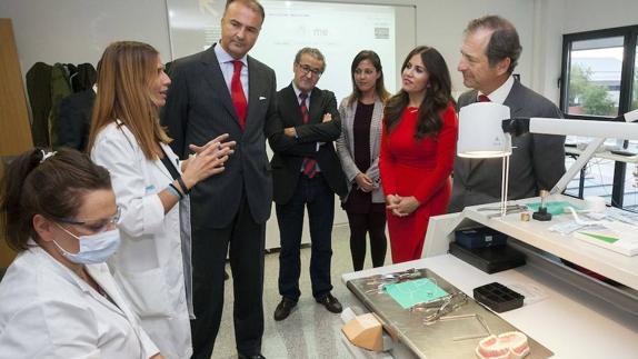 Niños en riesgo de exclusión recibirán asistencia bucodental gratuita en la clínica de la UEMC