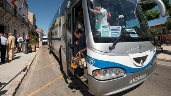 Vecinos de pequeños municipios dispondrán de transporte para disfrutar de algunos servicios