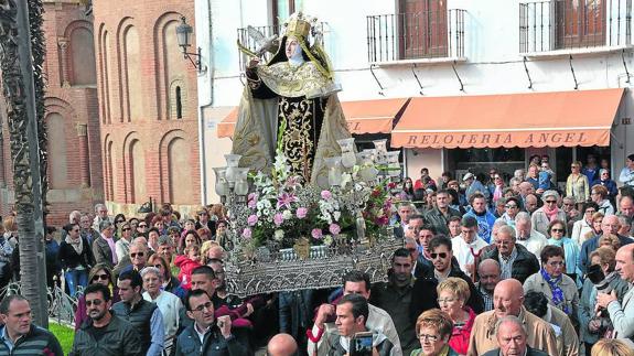 Santa Teresa toma el mando de Alba de Tormes en el inicio de sus fiestas