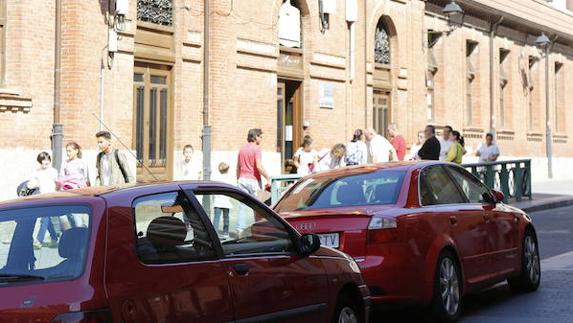 El Ayuntamiento de Palencia fijará normas específicas en cada colegio para aparcar en horas punta