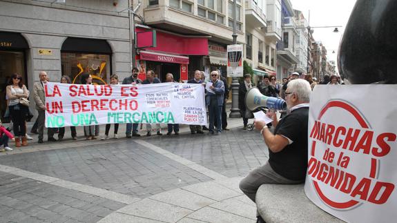 Un centenar de personas se concentran contra los tratados de libre comercio