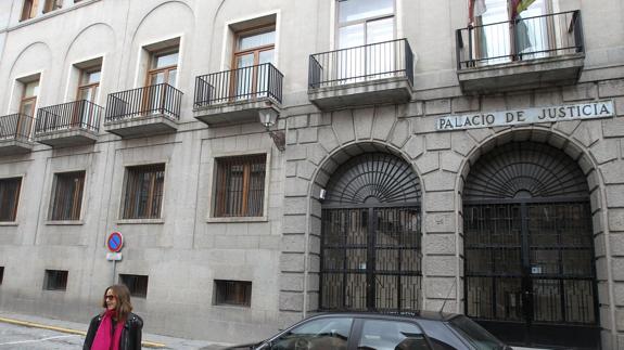 Cárcel para un vecino de Nava por cortar la cara con un vaso a otro que hablaba mal de su madre