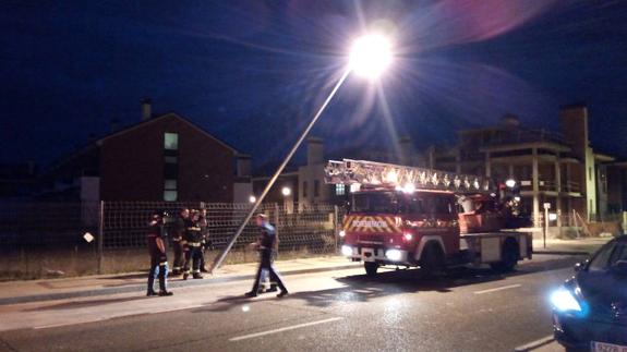 Los bomberos de Palencia aseguran una farola a punto de caer en La Lanera