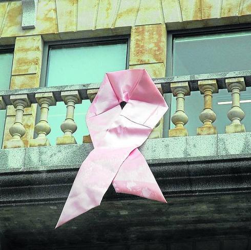 Numerosas localidades se suman hoy al Día Internacional de la Lucha contra el Cáncer de Mama