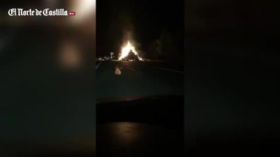 Arde un camión cargado de pacas de paja en plena autovía de Pinares